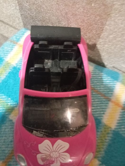 Машинка и три маленьких куколки