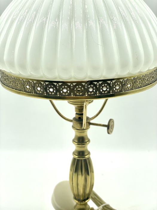 Candeeiro antigo em bronze com vidro opalino