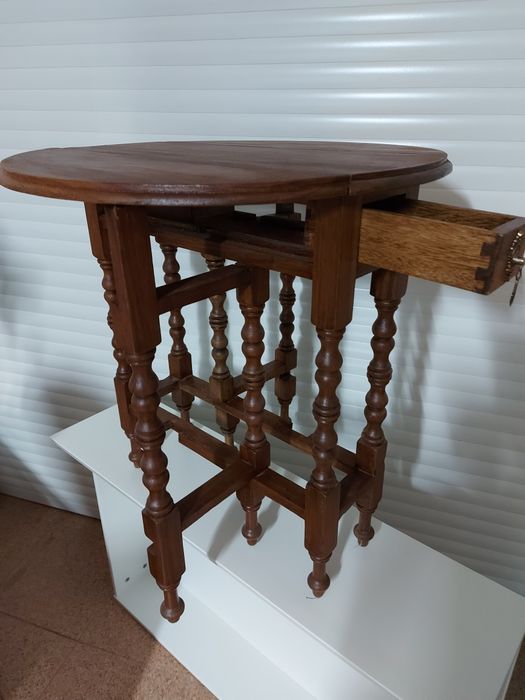 Mesa de jogo em madeira