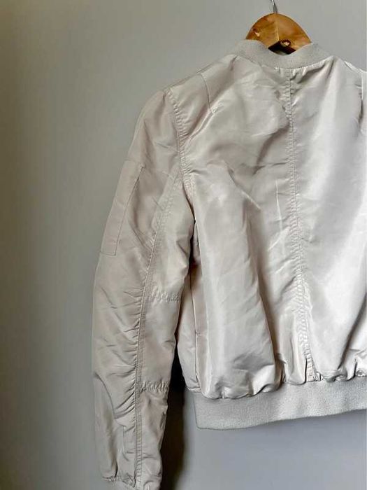 Kremowa kurtka bomberka na zamek beige bomber jacket 36 S Stradivarius