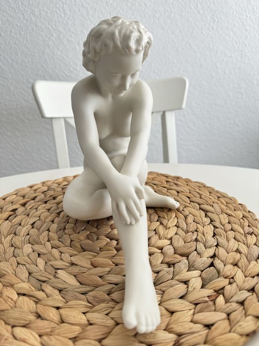 Figurka Hutschenreuther C.Werner kobieta siedzaca
