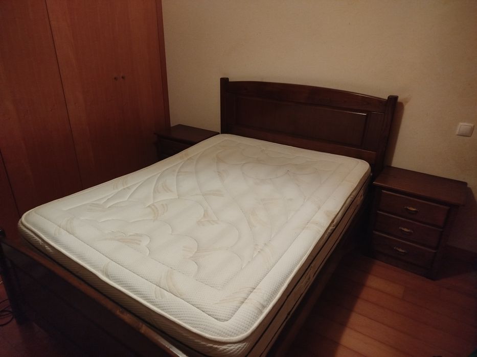 Cama com estrado, colchão mais duas mesinhas