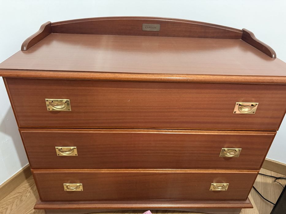 Cômoda castanha 95cm x 72cm