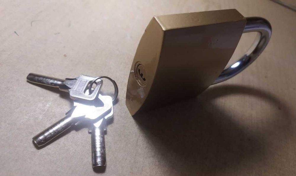 Продам или поменяю хороший импортный замок HARDENED с каленой дужкой