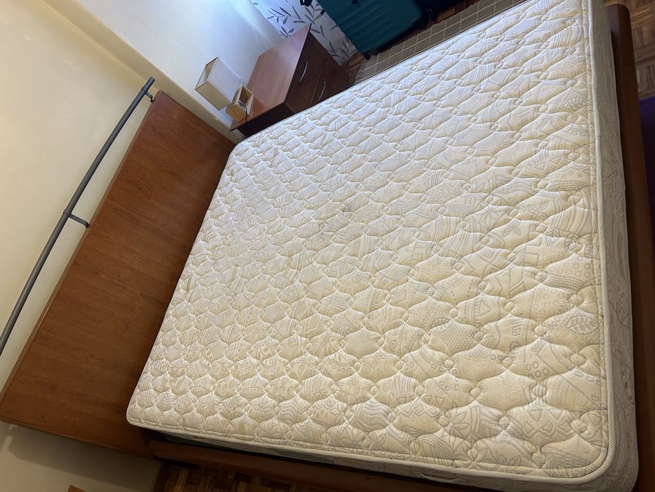 Cama 200x160 cm mais as duas comodas