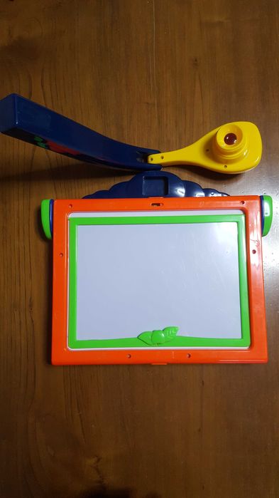 Quadro de giz, de marcador, com ímanes e projeção de imagens Criança