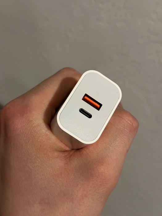 зарядний пристрій із двома портами (USB та USB-C