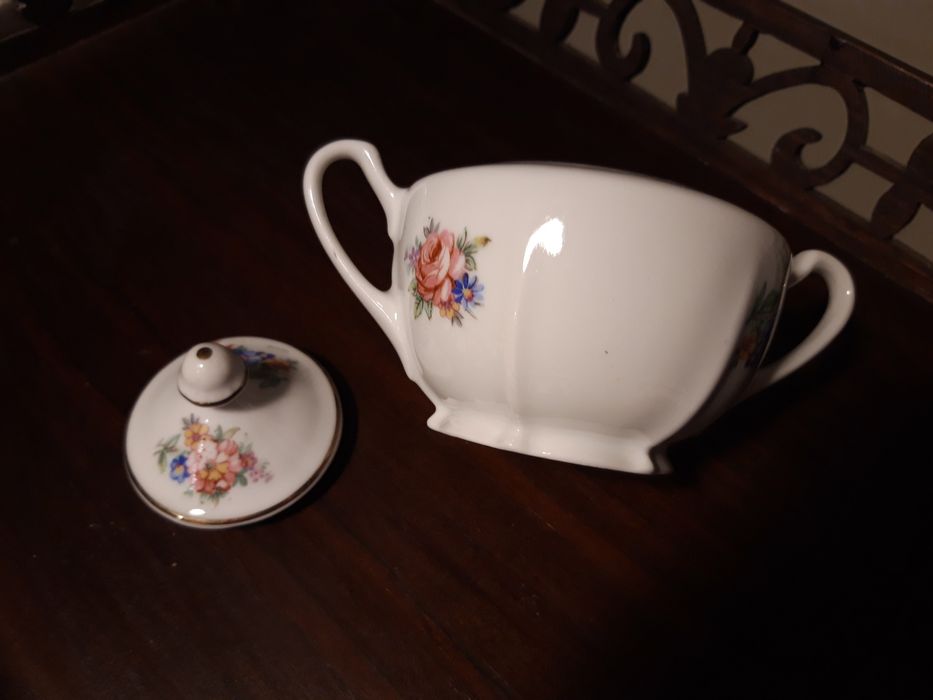 Açucareiro de porcelana da Vista Alegre, decorado com motivos florais