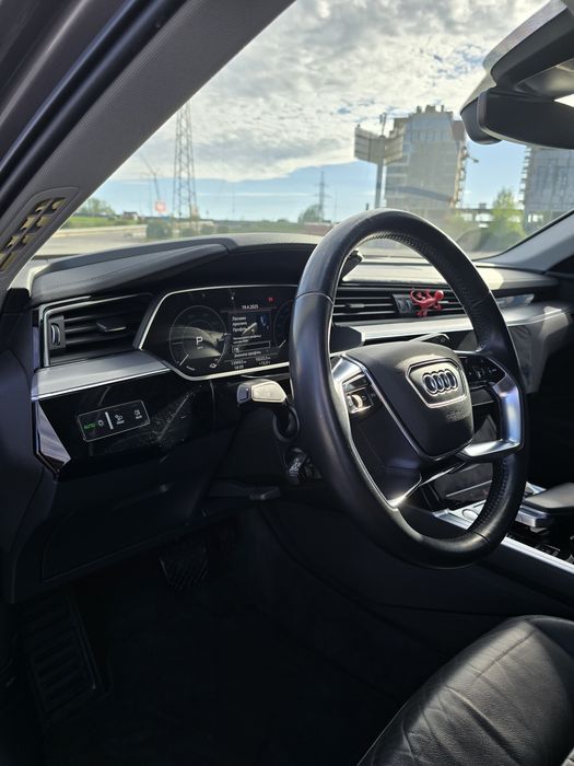 Продаж AUDI e-tron 55 Quattro / 95 кВт / Full-Led digital Matrix
2020