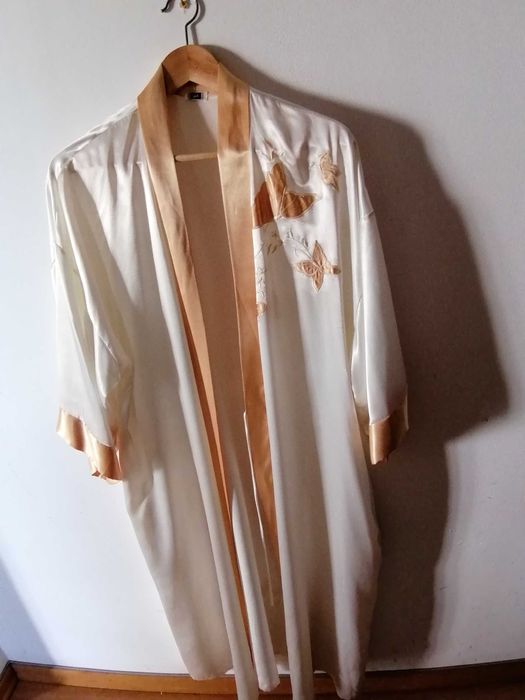 Robe de cetim bordado e com aplicação