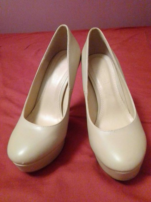 szpilki wysokie beżowe eleganckie