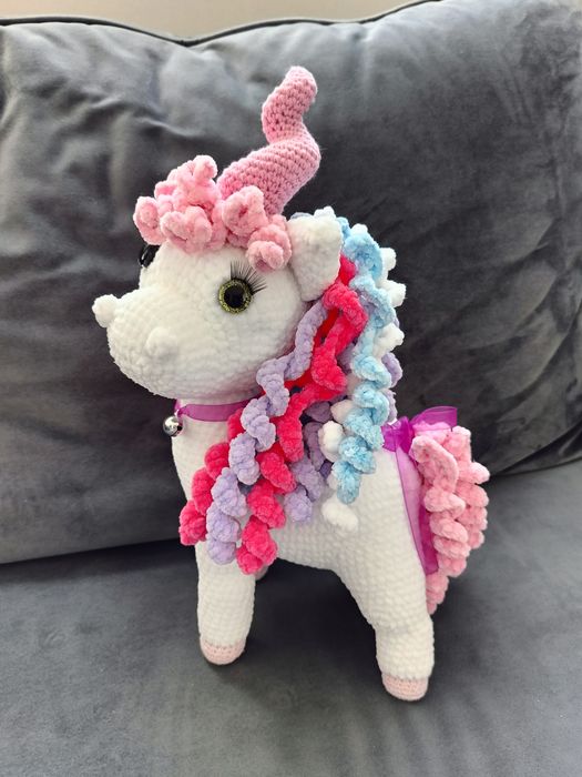 Jednorożec maskotka na szydełku
