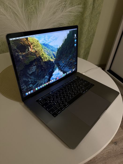 Macbook Pro 15 2018 i7 2.2 GHz 6-ядер ОЗУ 16 gb 2400