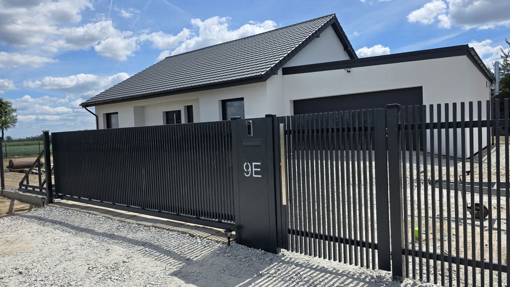 Brama panelowa wraz z furtka nowoczesny wzór palisada na profilach