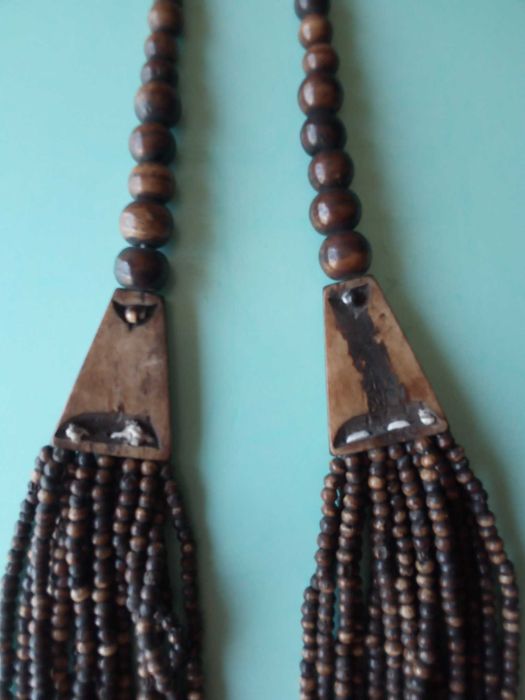 Colar com contas de madeira, usado