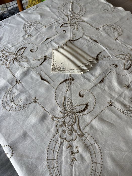 Toalha de mesa em linho bordada à mão com guardanapos