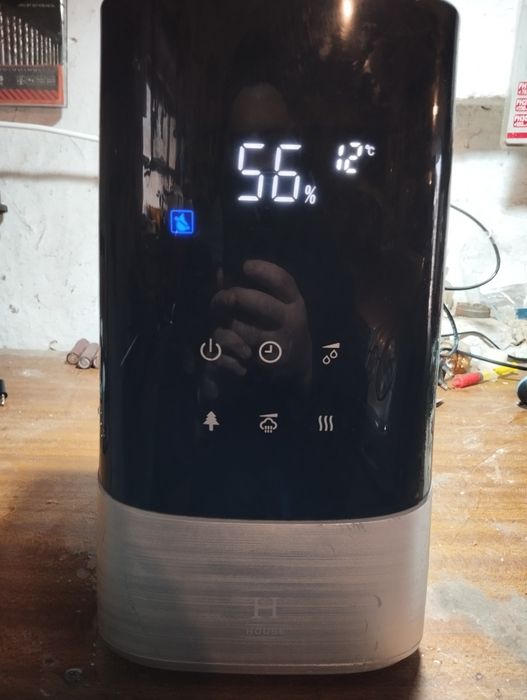 Зволожувач повітря. Під ремонт, включається але не іде пар.