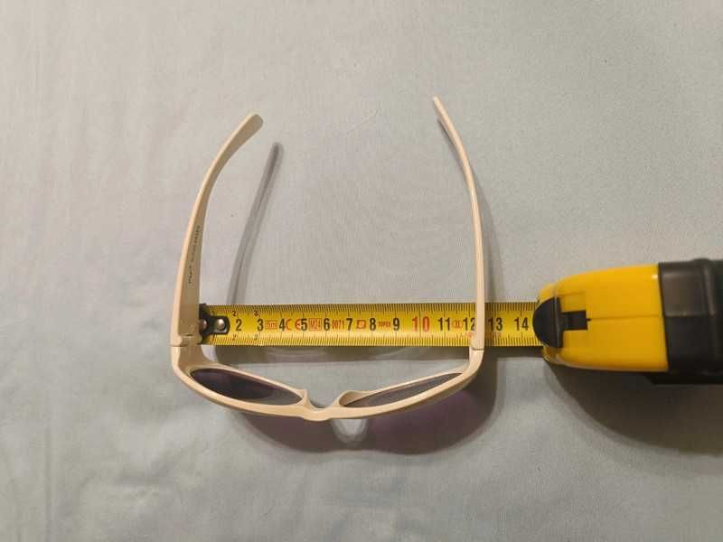 Kremowe okulary przeciwsłoneczne dla dziecka z fioletowymi szkłami