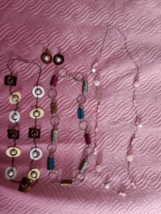 Conjunto de colares e brincos