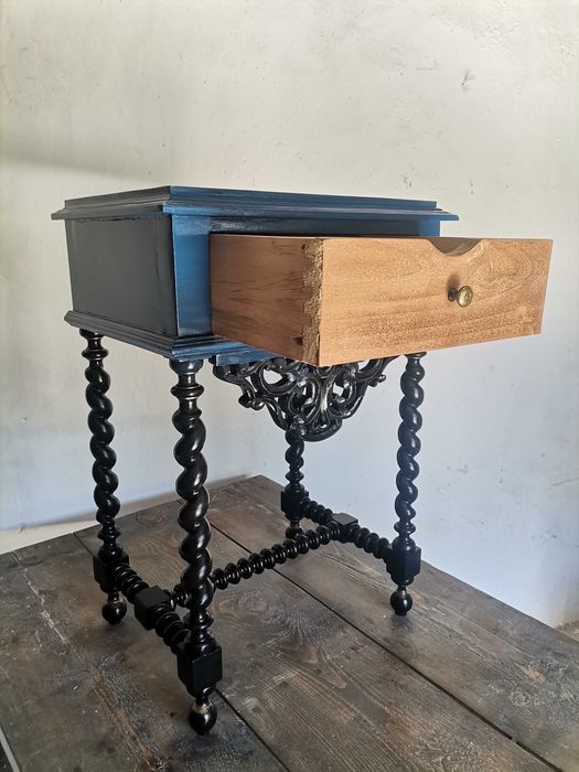 Mesa de apoio ou de cabeceira, recuperada, reciclada e reconstruída
