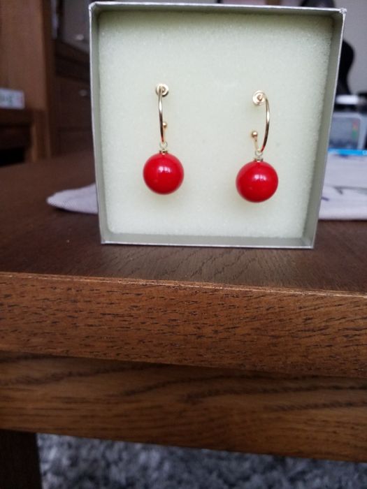 Kolczyki z czerwoną kulką