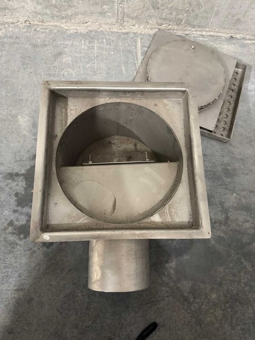 Bardzo solidna Kratka ściekowa Stan Idealny 2 sztuki.