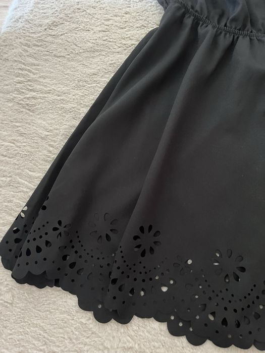 Sukienka boho, z odkrytymi ramionami z wycięciami