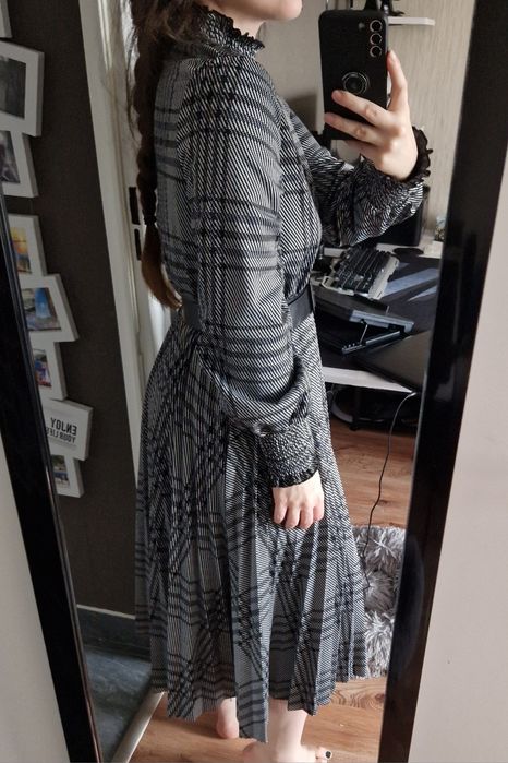 Dzianinowa sukienka midi z plisami i bufiastymi rękawami M