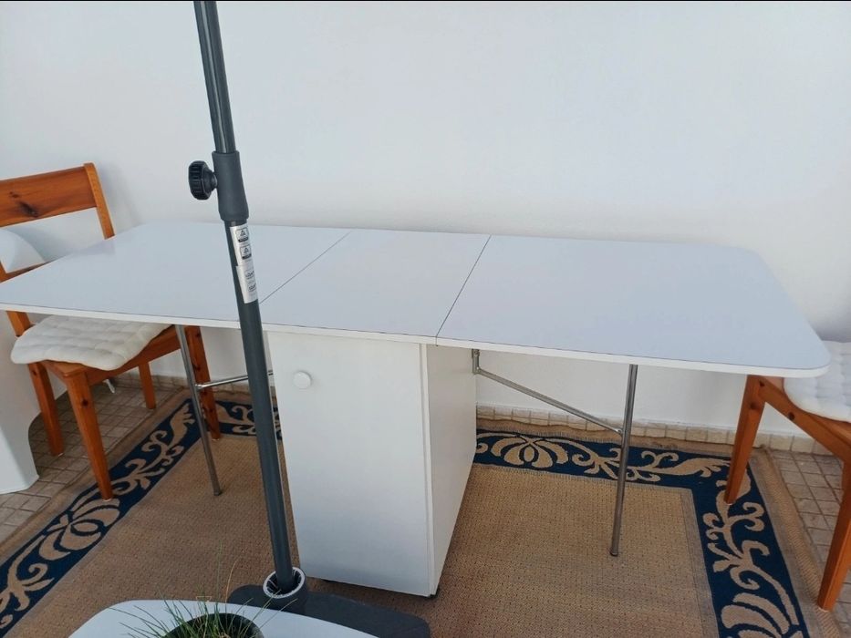 Mesa extensível com arrumação