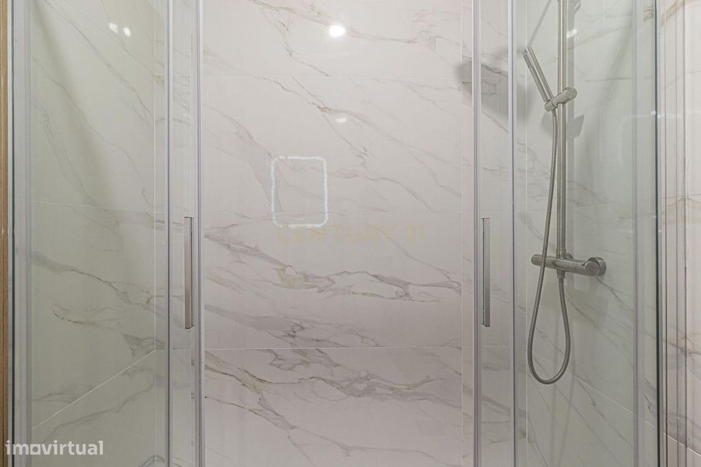 T2 Totalmente Remodelado | Luminosidade, Conforto e Terraço de 45 m²