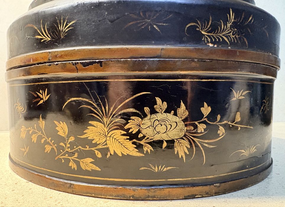 Grande antiga caixa asiática em charão lacado e pintura floral dourada