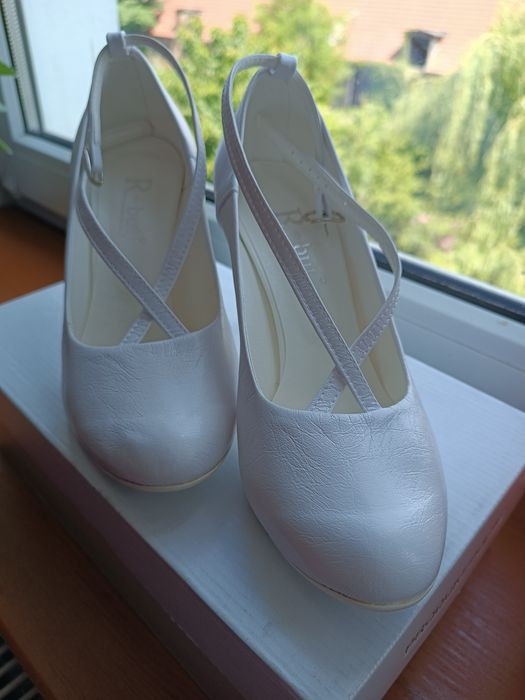 Sprzedam białe buty