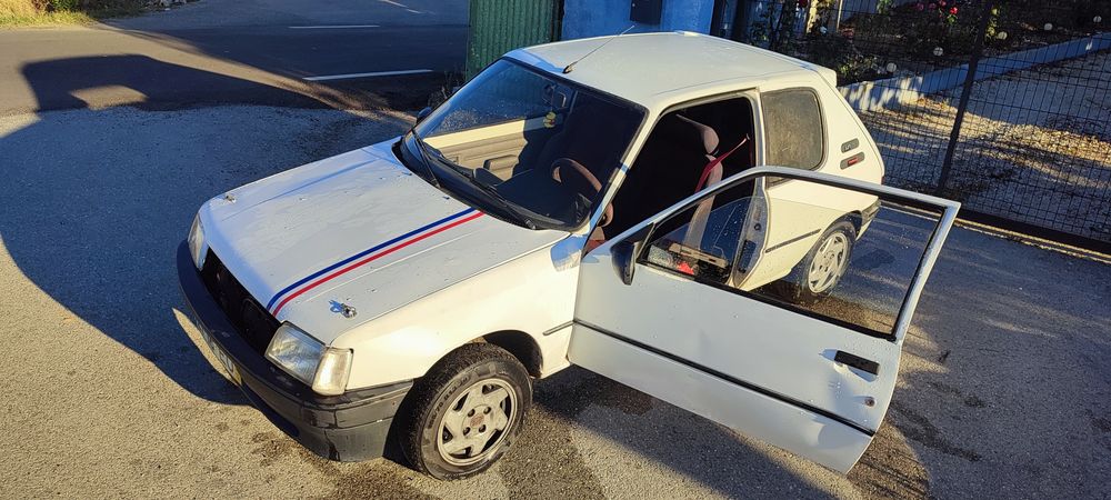 Peogeot 205 xad turbo de livrete.
 motor e kilometros originais. 
Bancos GTI
volante GTI
Carro fiável e muito econômico.