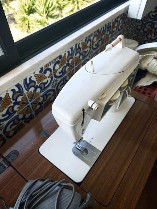 Máquina de costura Singer com móvel incluído