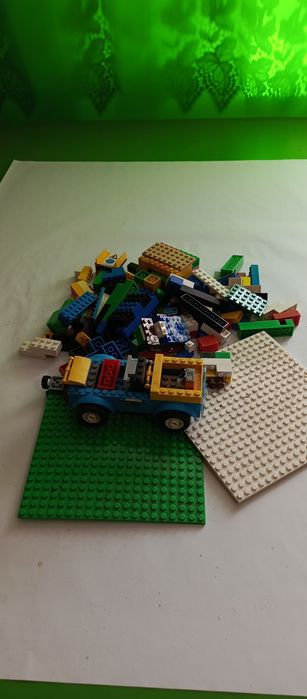 Klocki lego w różnej postaci i formie.
