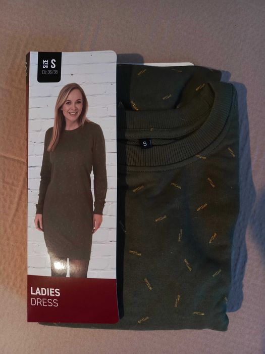 Zielona sukienka dresowa w złote kreseczki.