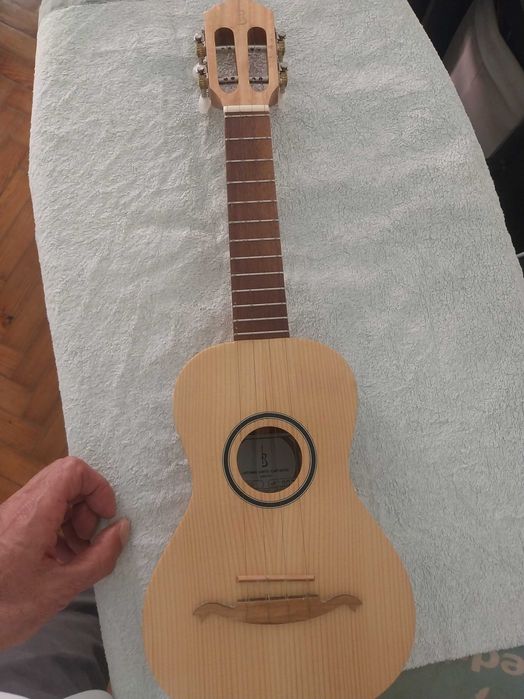Cavaquinho APC 100 Boca Redonda Spruce Maciço Carrilhão