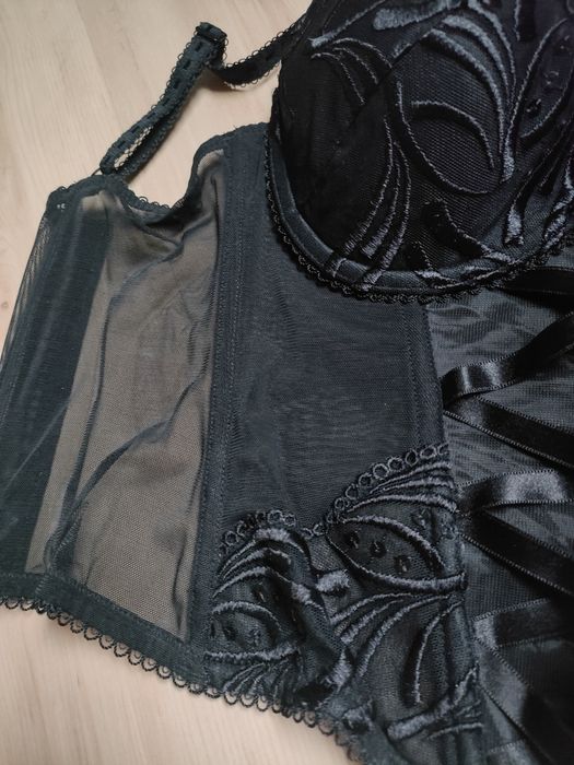 Czarny gorset 75B