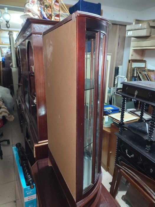 Cristaleira em madeira com prateleiras em vidro e fundo em espelho