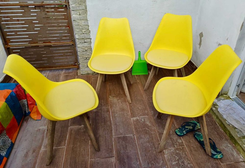 Conjunto de 4 cadeiras amarelas