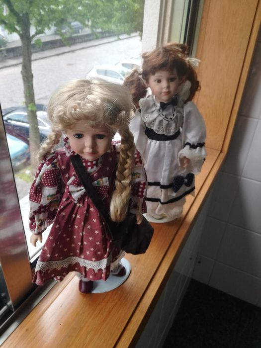 Vendo duas bonecas de porcelana