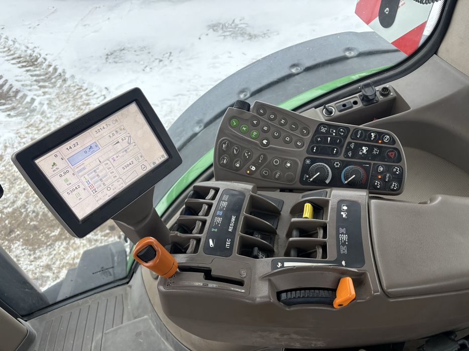 трактор John Deere 8335R