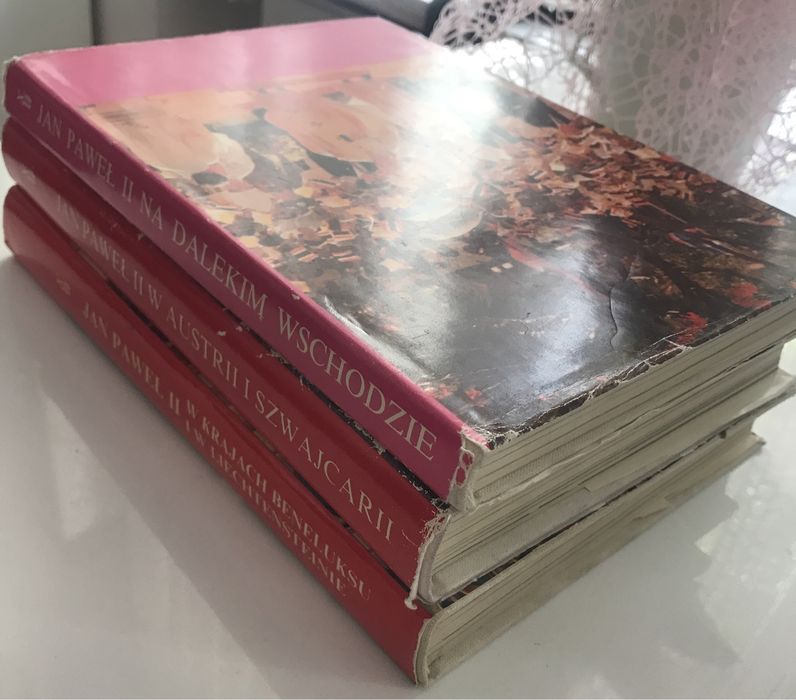 Kolekcja książek o Papieżu.