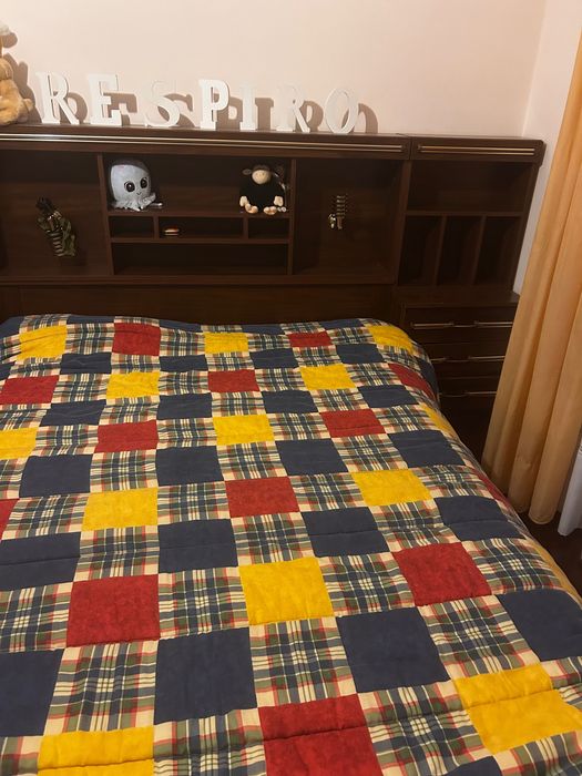 Cama em madeira lacrada