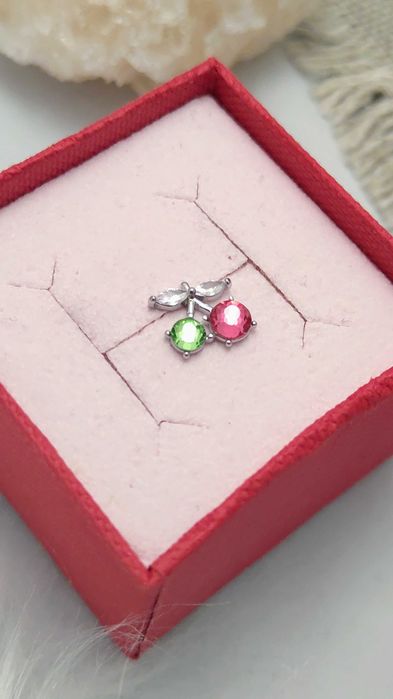 Kolczyk do piercingu ze stali nierdzewnej 316L – kryształowe wisienki