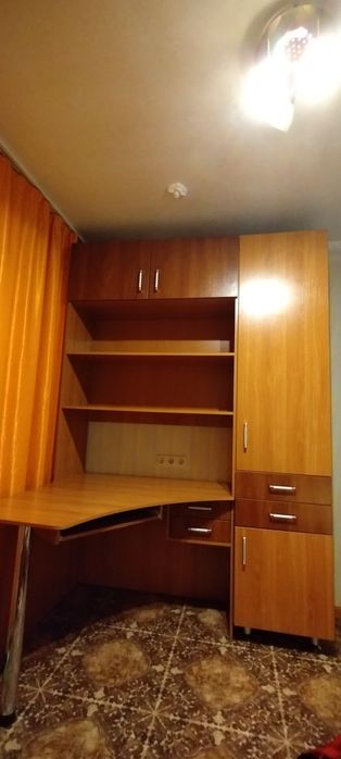 Кутовий стіл з шафою та поличками