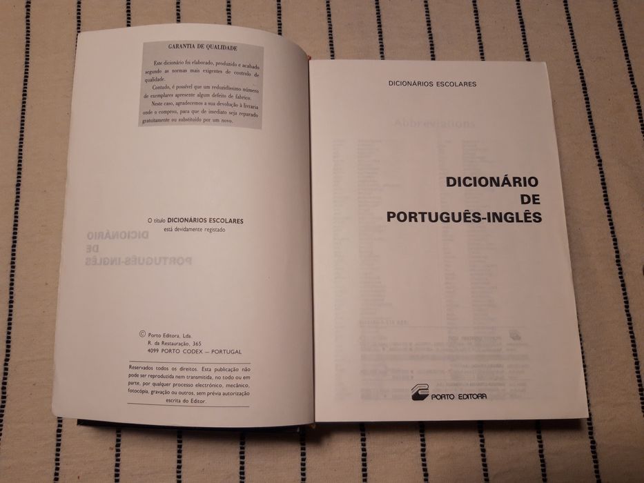 2 dicionários da Porto Editora: português-inglês e inglês-português