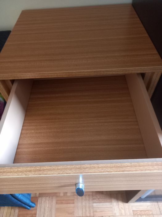 Mesa, camiseiro, cadeira e cubo/ mesinha