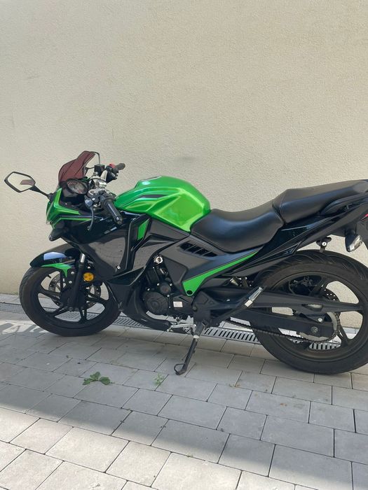 Продається автомобіль з мотоциклом.