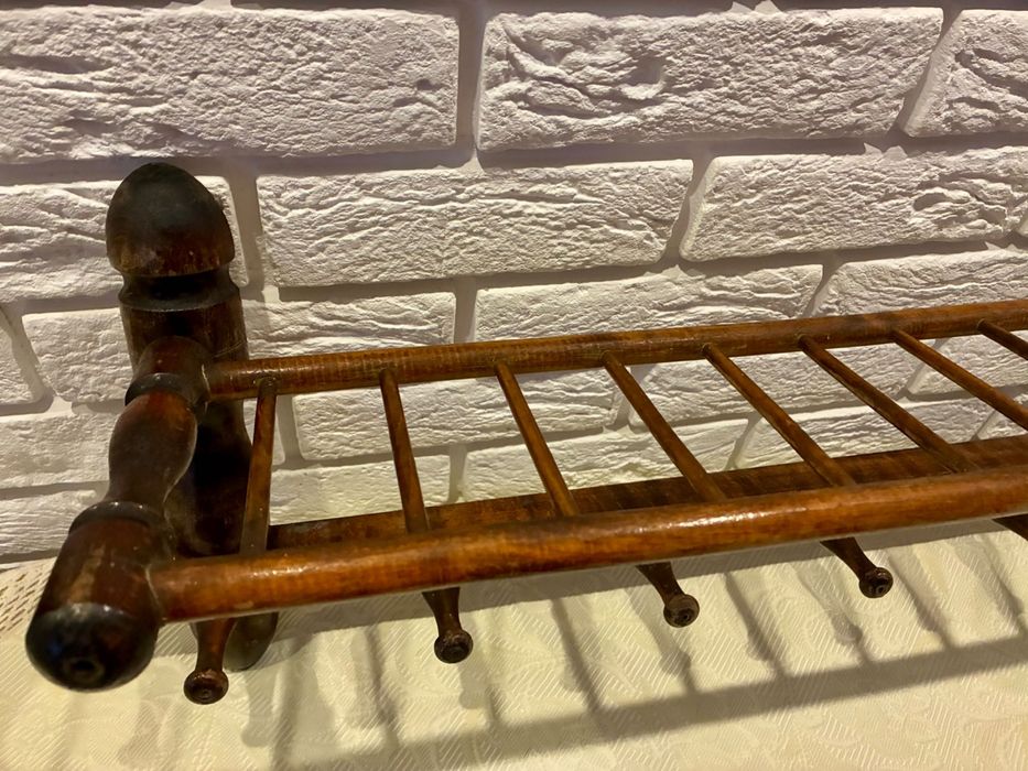 Stary drewniany wieszak ścienny